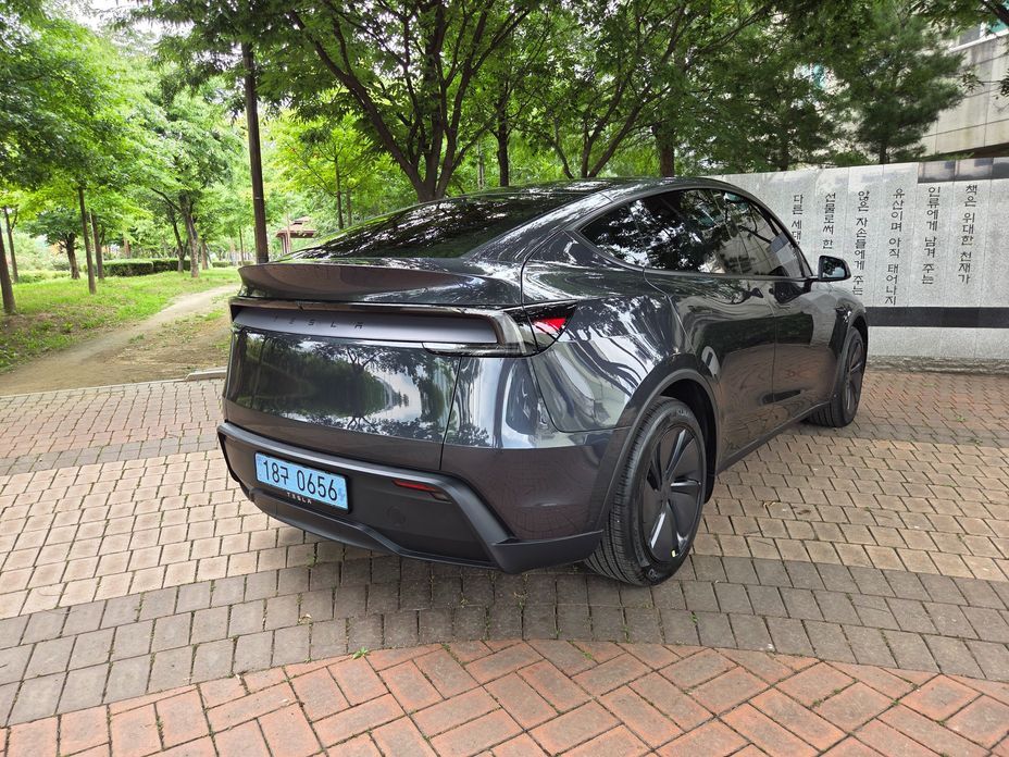 Tesla Model Y 2025