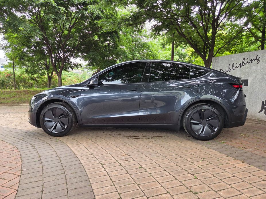 Tesla Model Y 2025