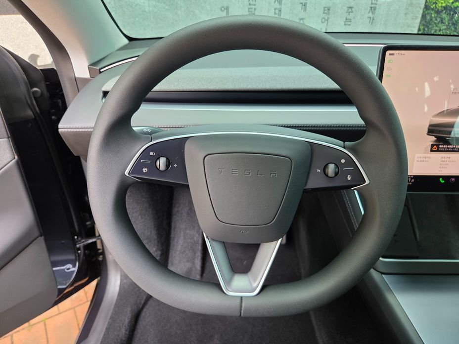 Tesla Model Y 2025