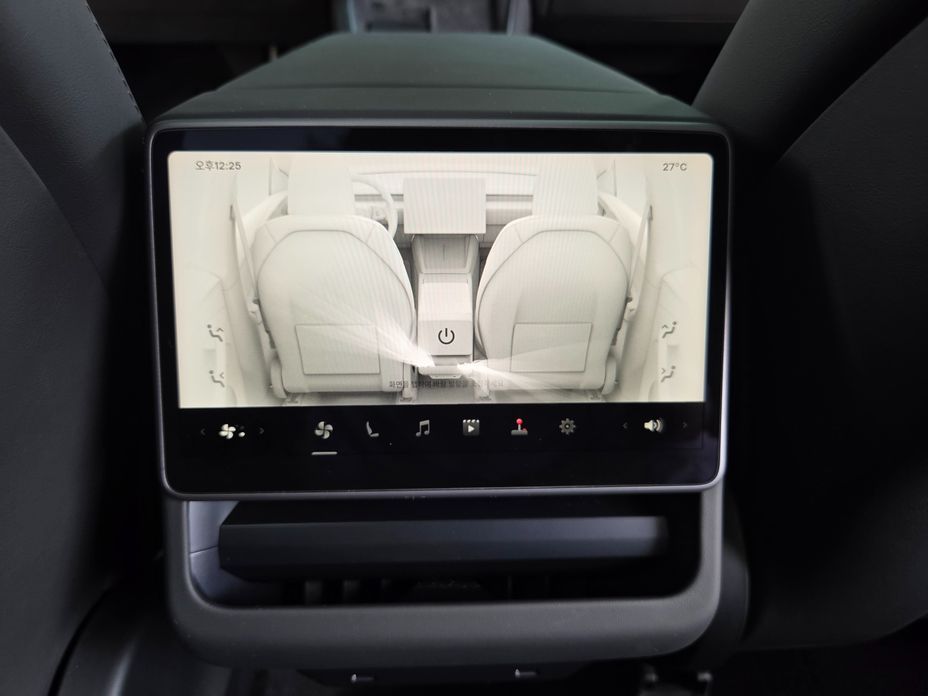 Tesla Model Y 2025