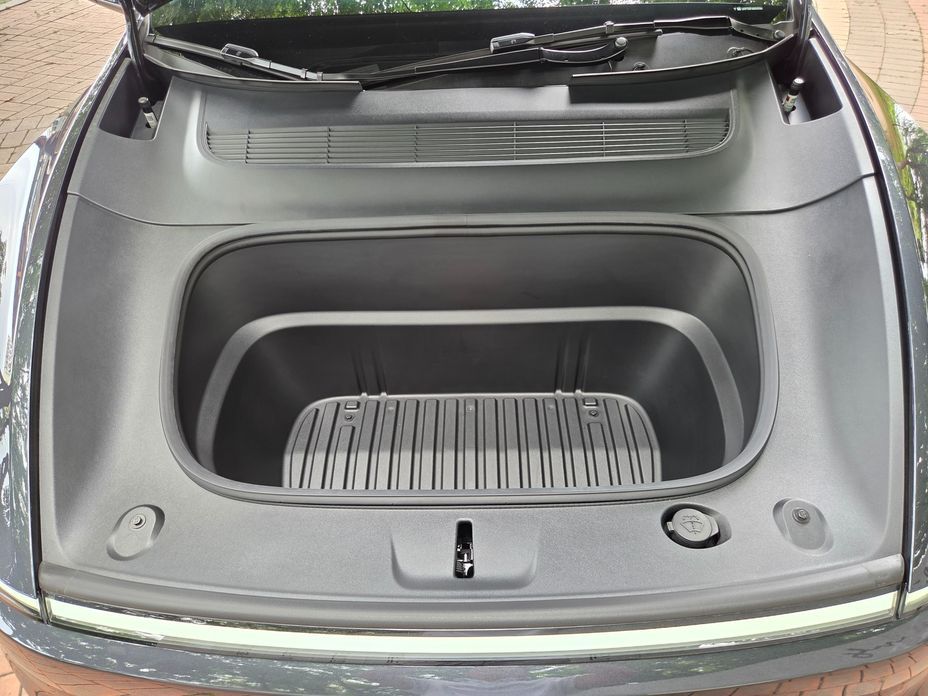 Tesla Model Y 2025