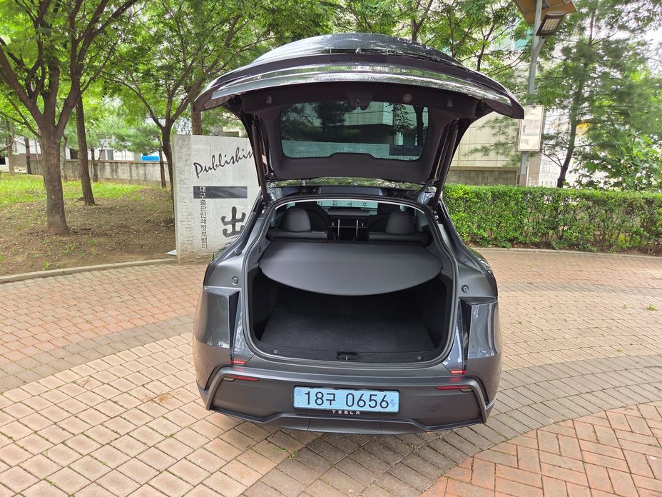 Tesla Model Y 2025