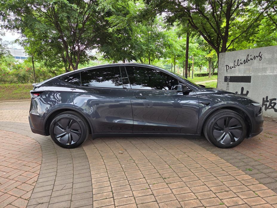 Tesla Model Y 2025