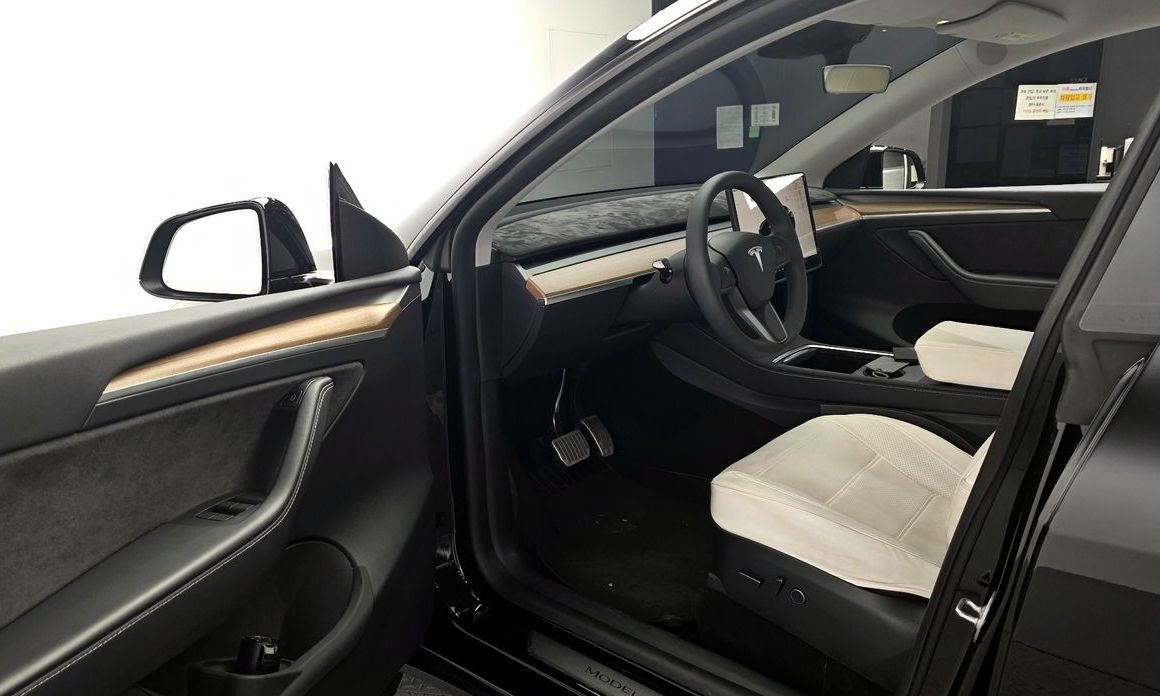 Tesla Model Y 2024