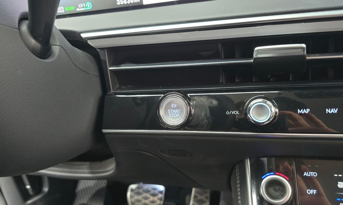 Genesis GV70 2025