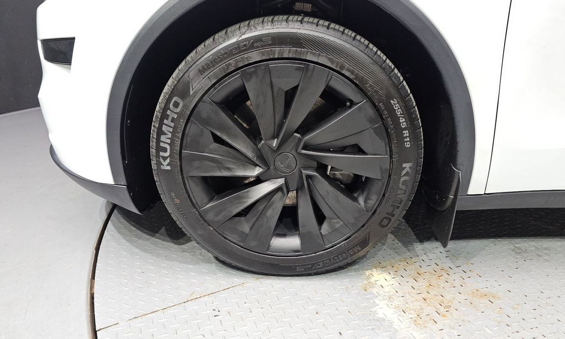 Tesla Model Y 2025
