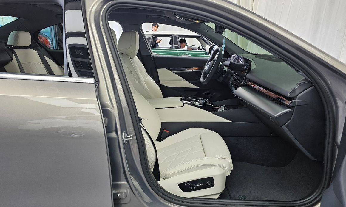 BMW 5-Series 2025