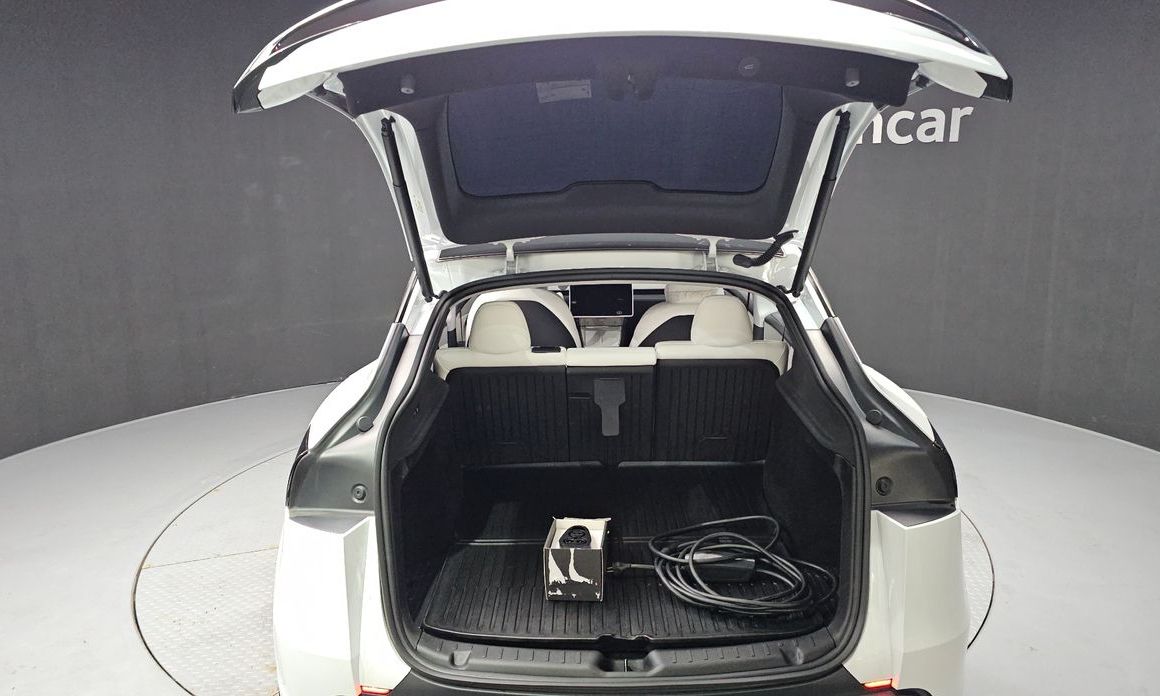 Tesla Model Y 2025