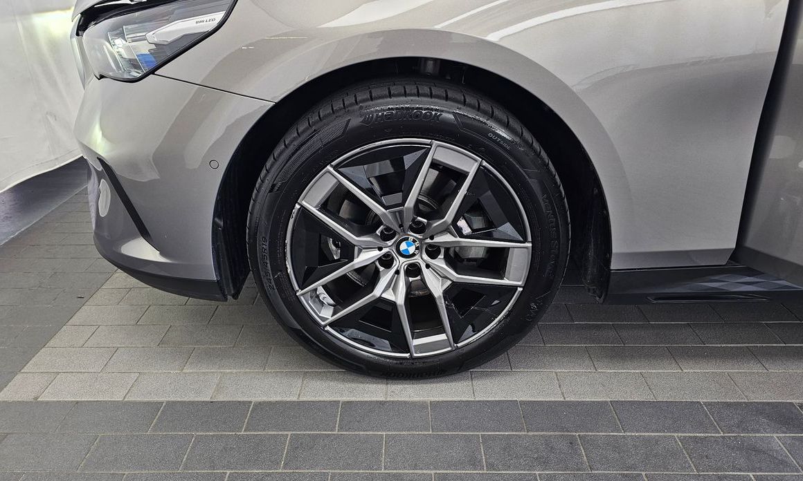 BMW 5-Series 2025