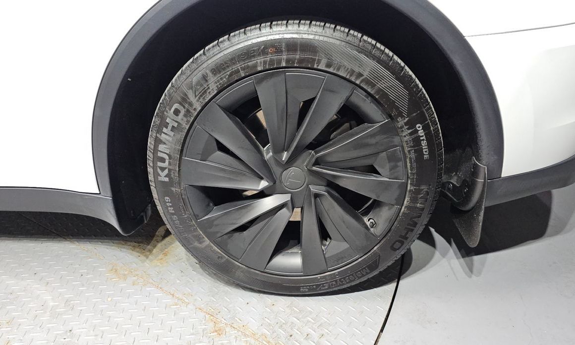 Tesla Model Y 2025