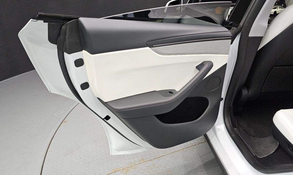 Tesla Model Y 2025