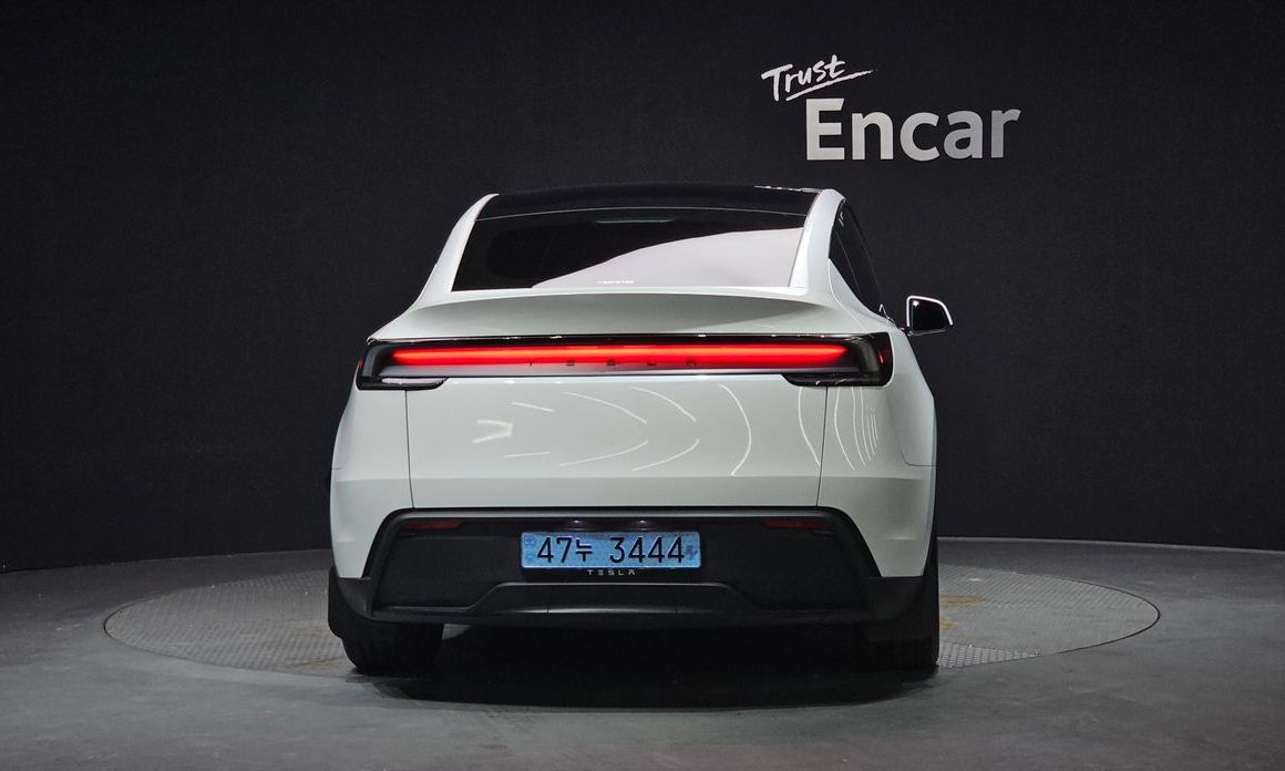 Tesla Model Y 2025