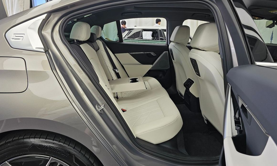 BMW 5-Series 2025