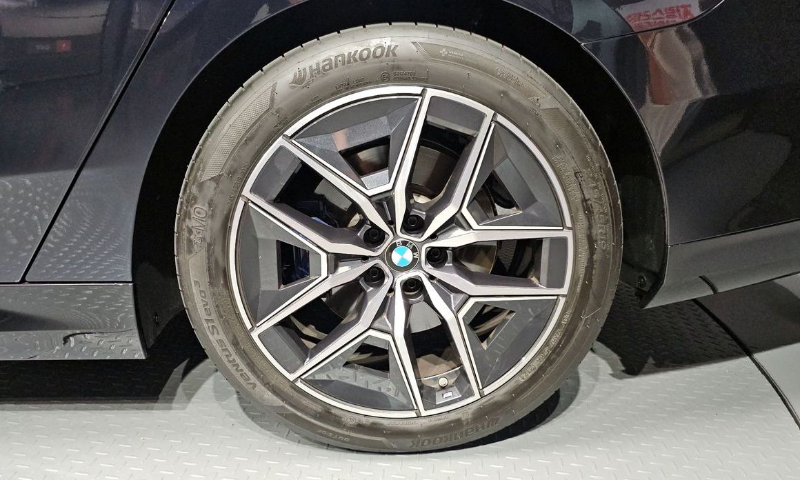 BMW 5-Series 2024