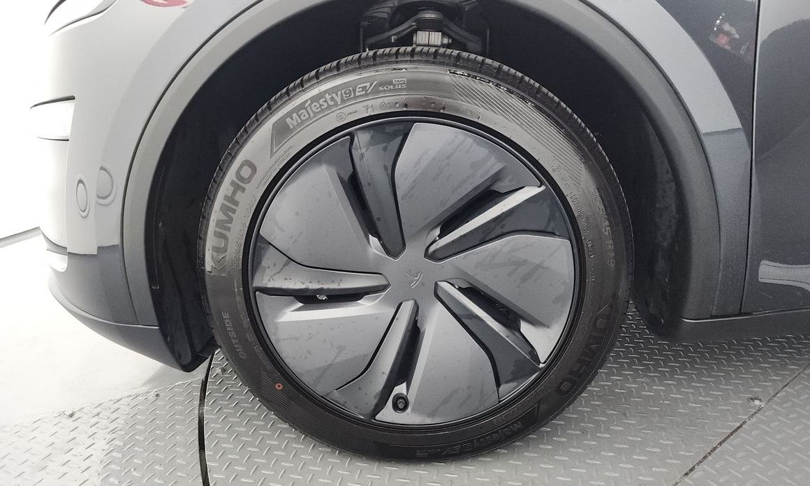 Tesla Model Y 2025