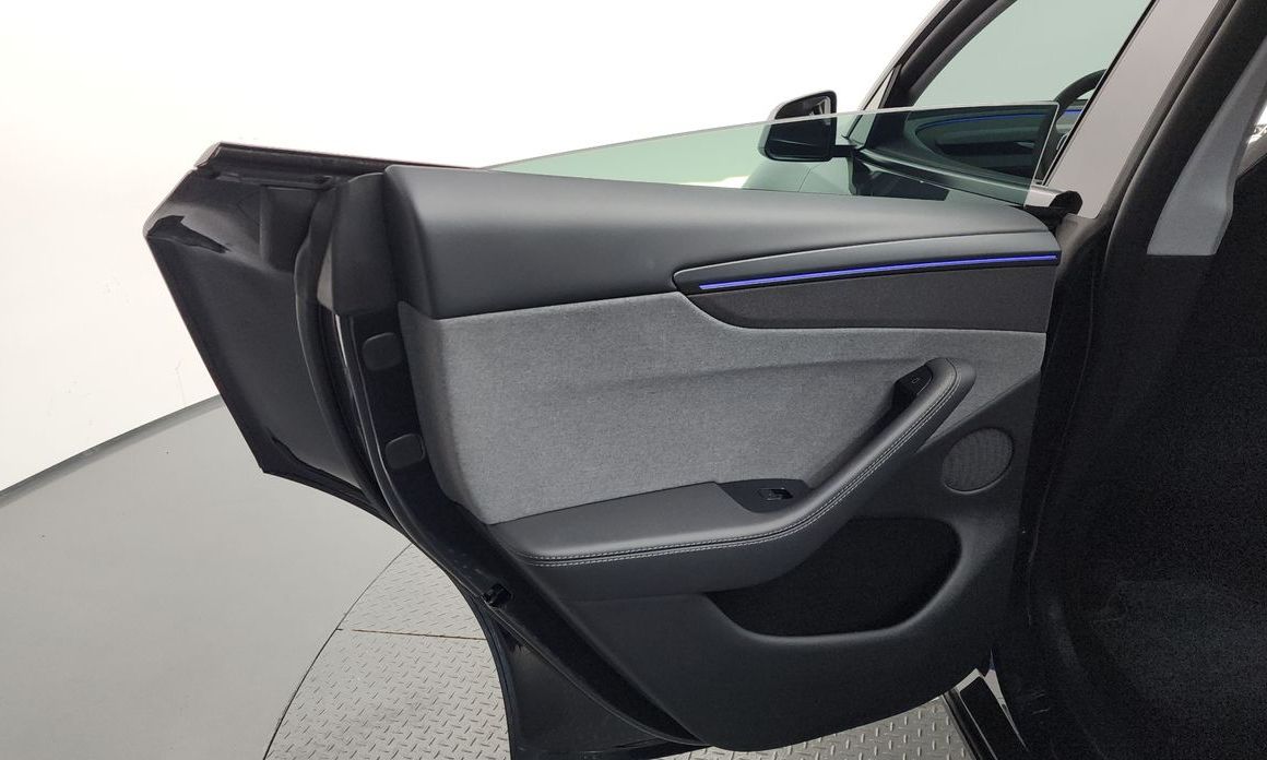 Tesla Model Y 2025