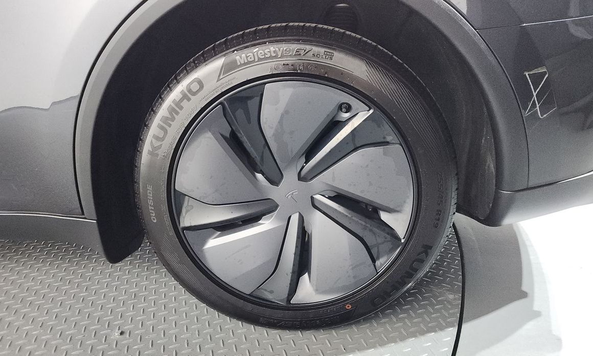 Tesla Model Y 2025