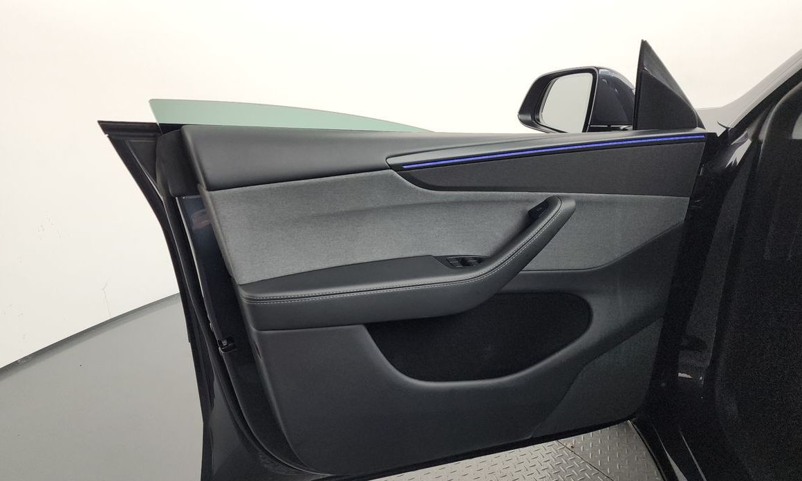 Tesla Model Y 2025