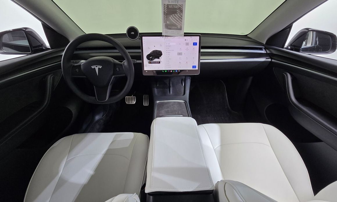 Tesla Model Y 2024