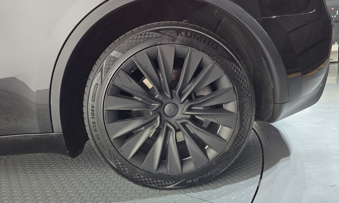 Tesla Model Y 2024