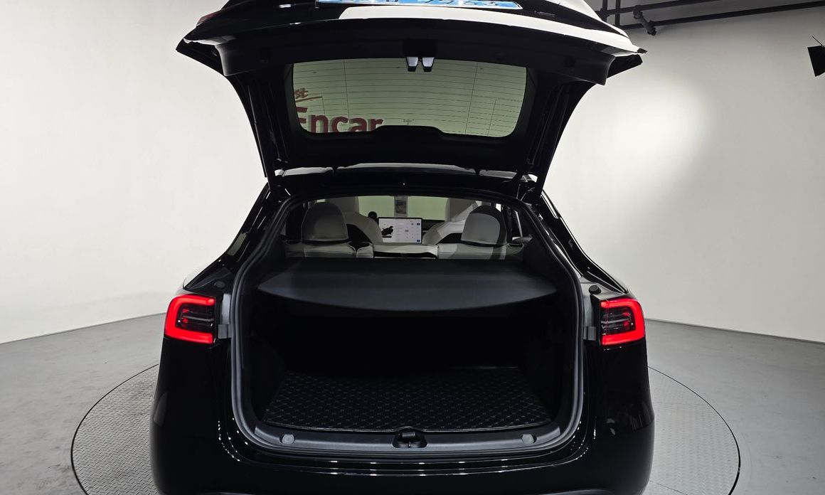 Tesla Model Y 2024