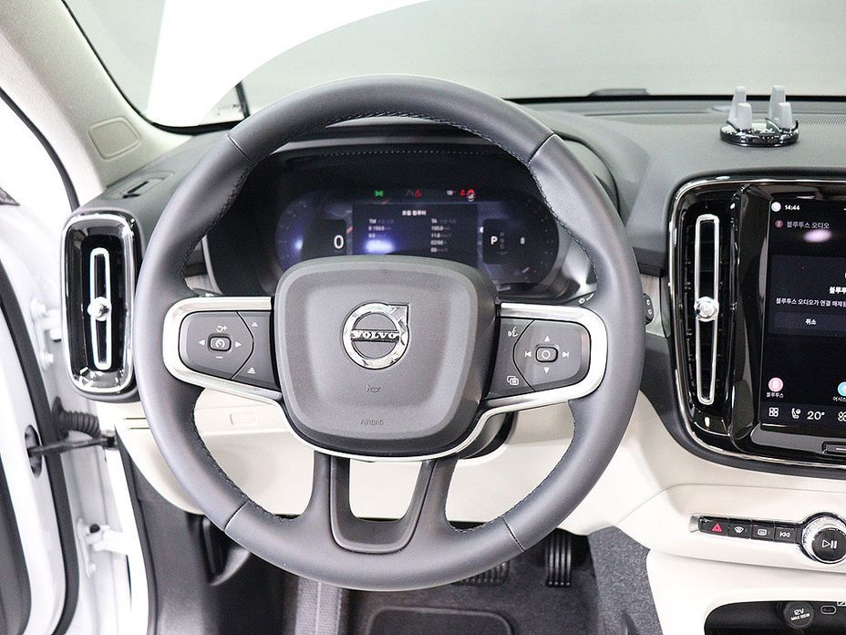 Volvo XC40 2025