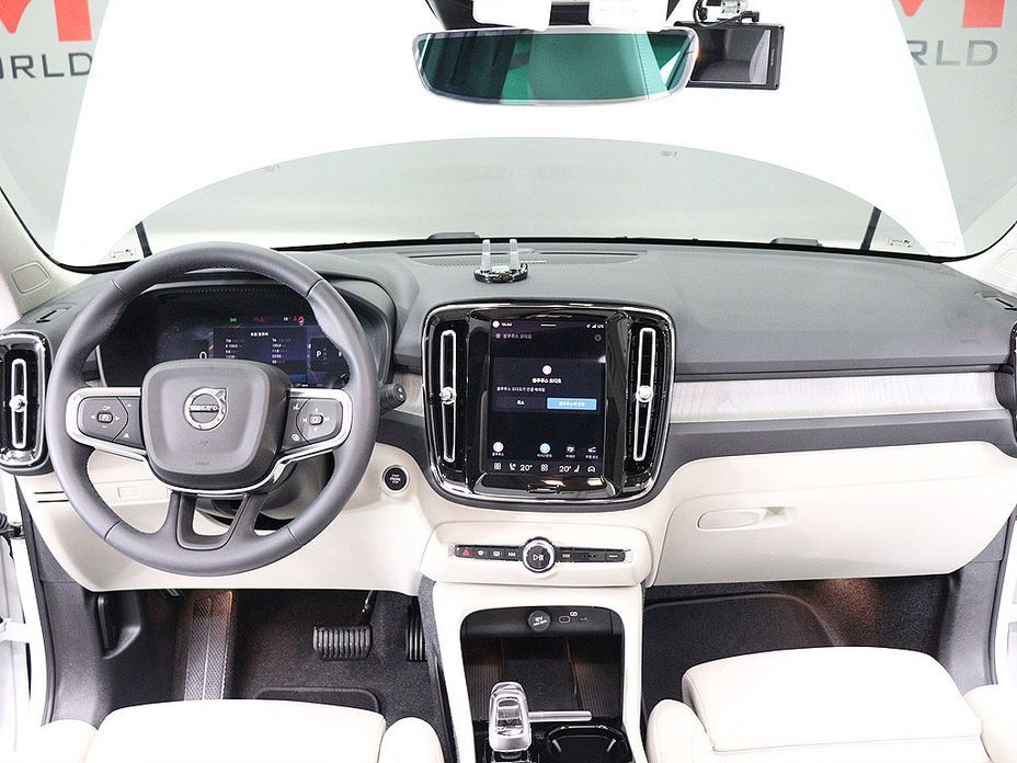 Volvo XC40 2025