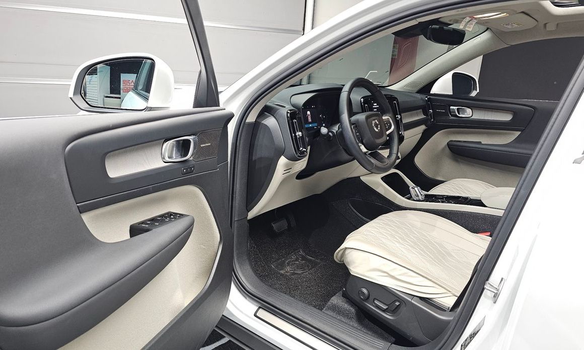 Volvo XC40 2025