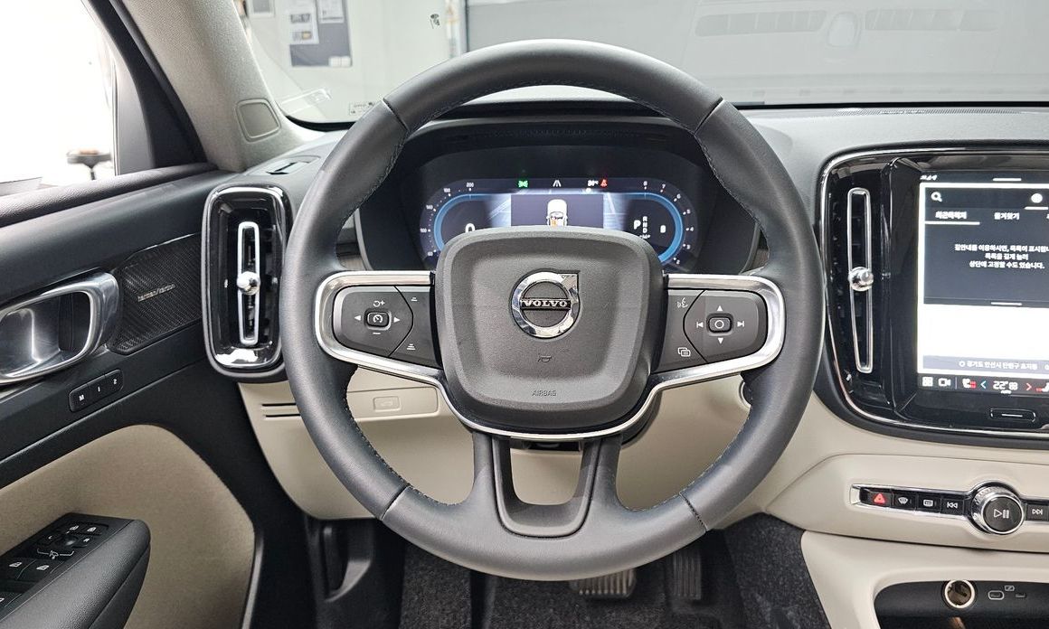 Volvo XC40 2025