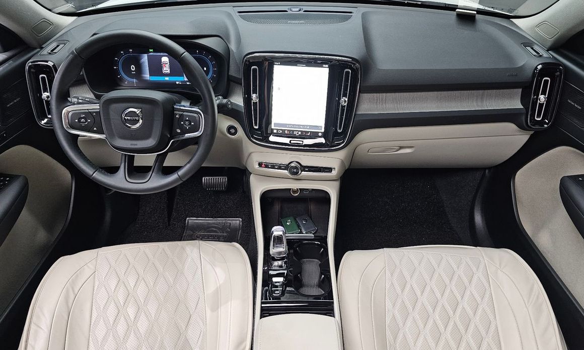 Volvo XC40 2025
