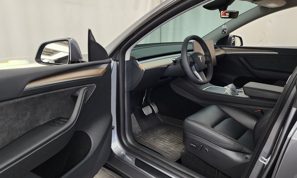 Tesla Model Y 2024