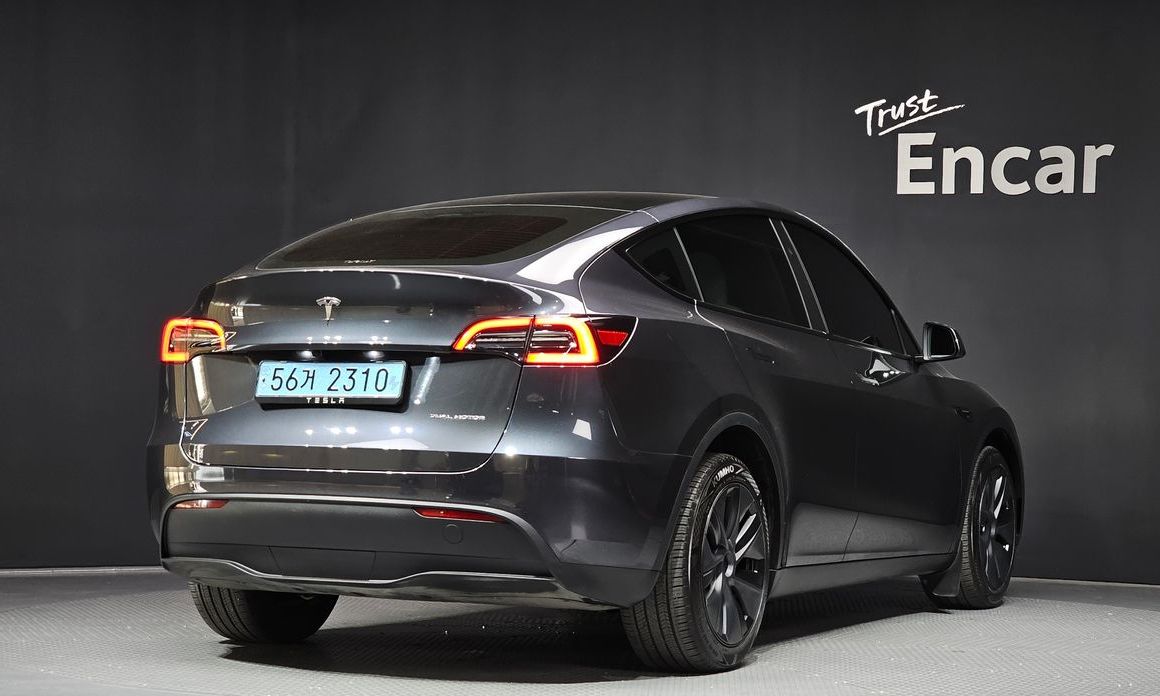Tesla Model Y 2024