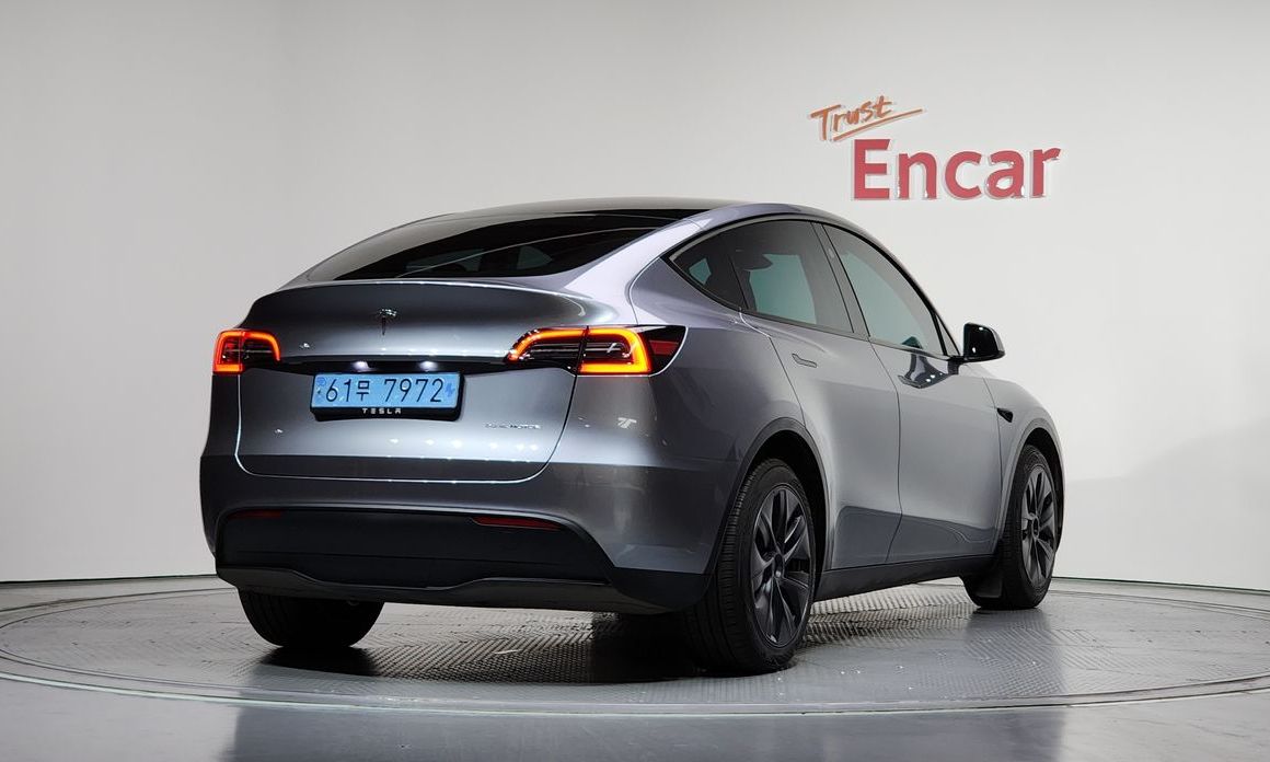 Tesla Model Y 2024