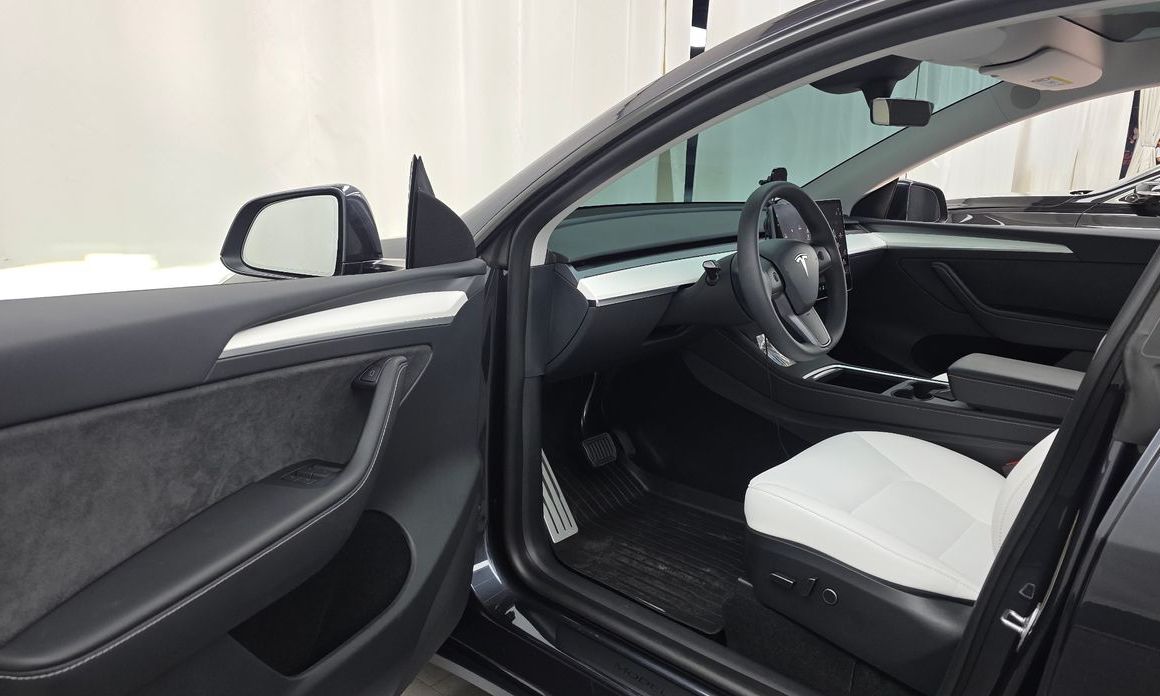 Tesla Model Y 2024