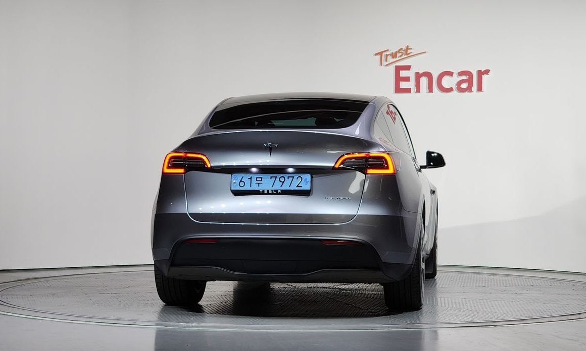 Tesla Model Y 2024