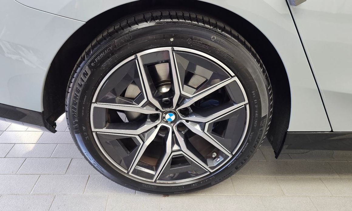 BMW 5-Series 2024