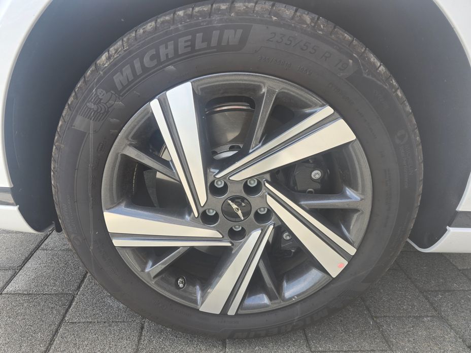 Genesis GV70 2025
