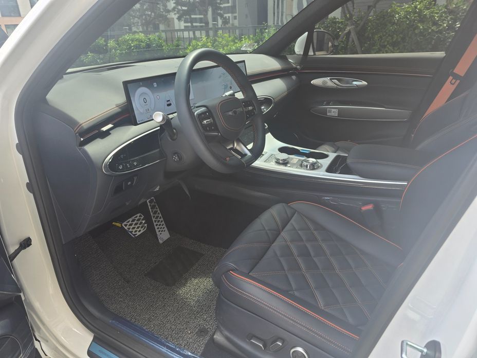 Genesis GV70 2025