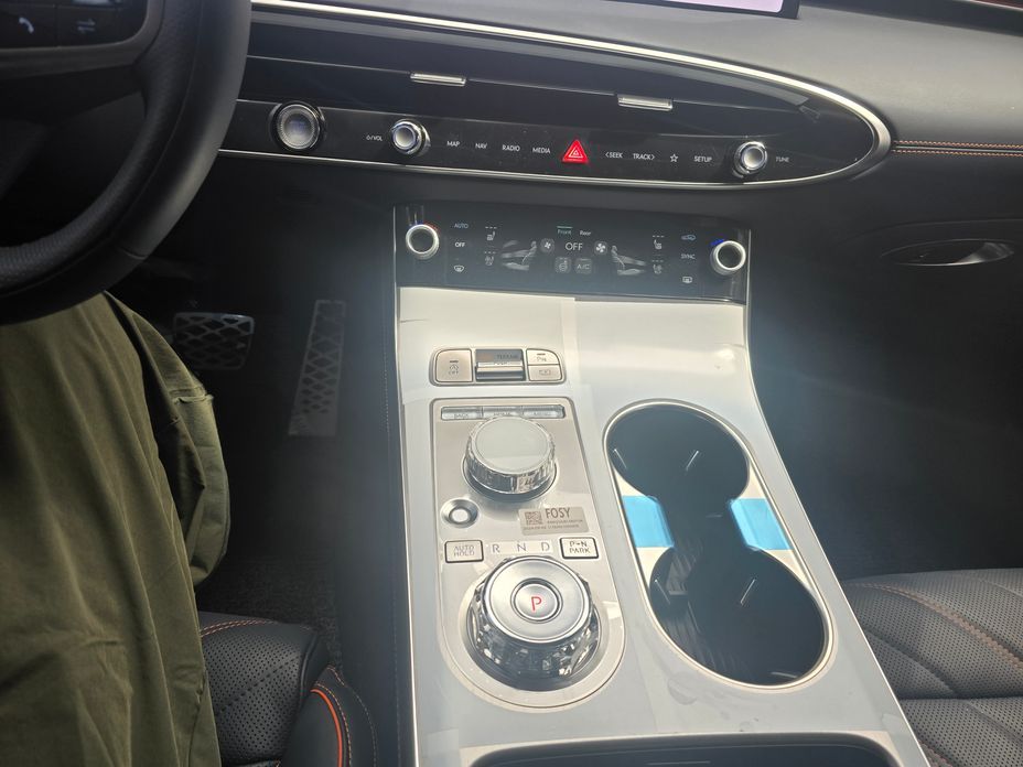 Genesis GV70 2025