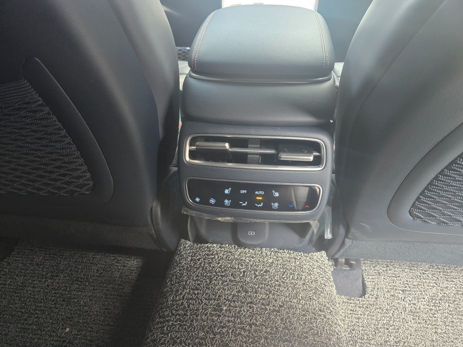 Genesis GV70 2025