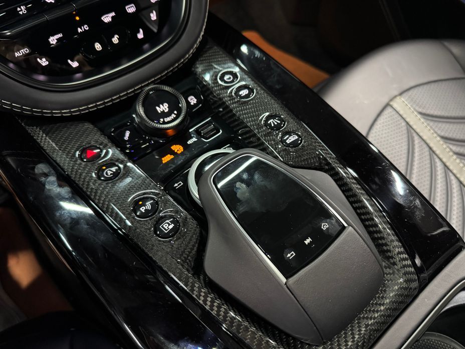 Astonmartin DBX 2023