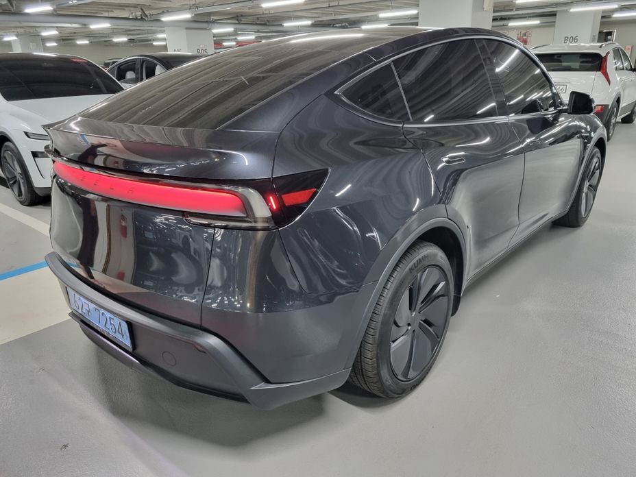 Tesla Model Y 2025