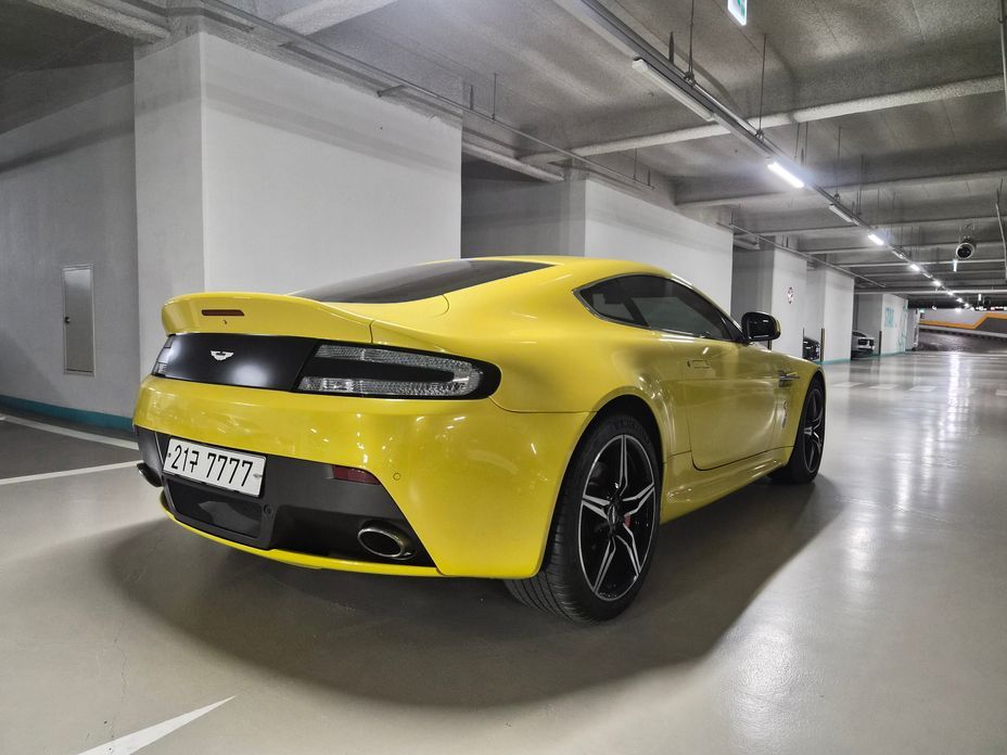 Astonmartin Vantage 2016