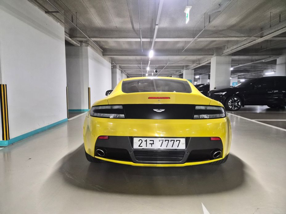 Astonmartin Vantage 2016