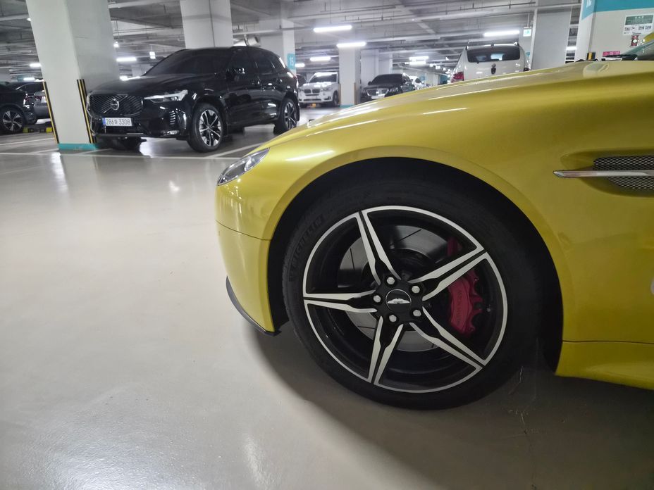 Astonmartin Vantage 2016