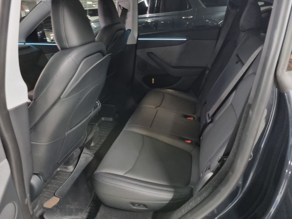 Tesla Model Y 2025