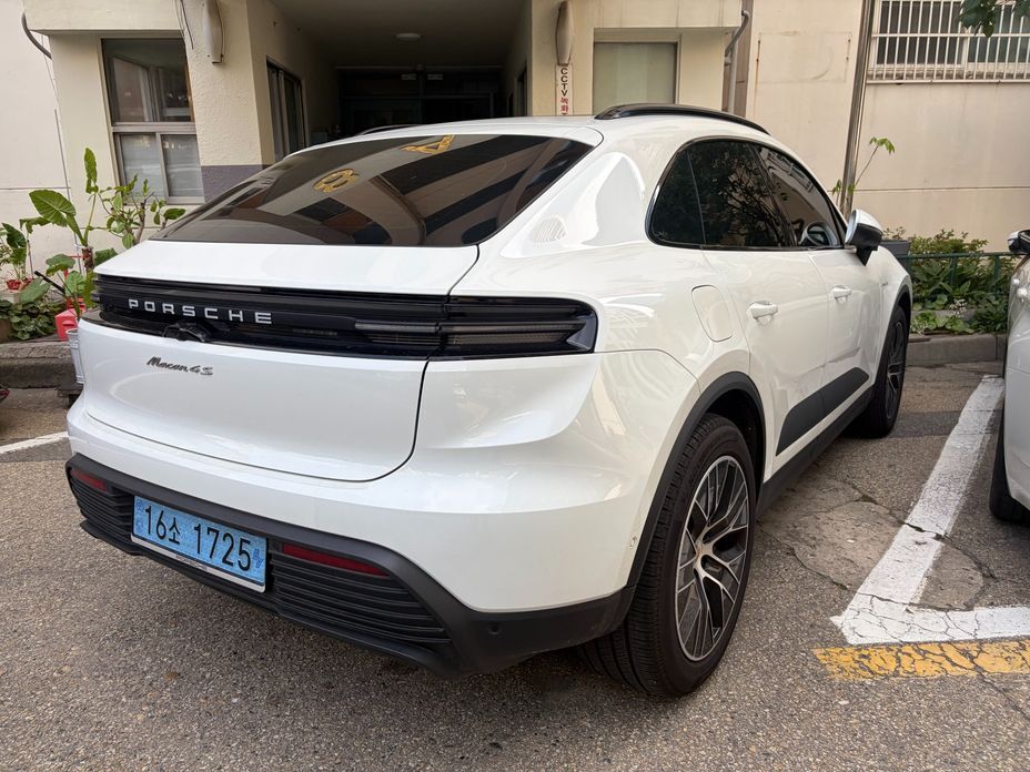 Porsche Macan 2025