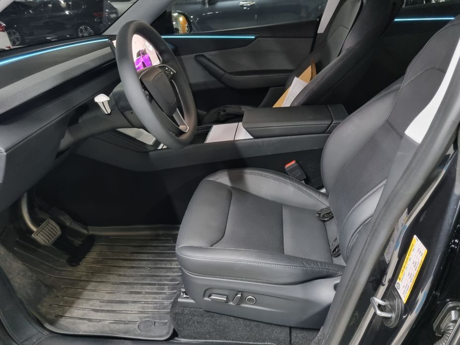 Tesla Model Y 2025