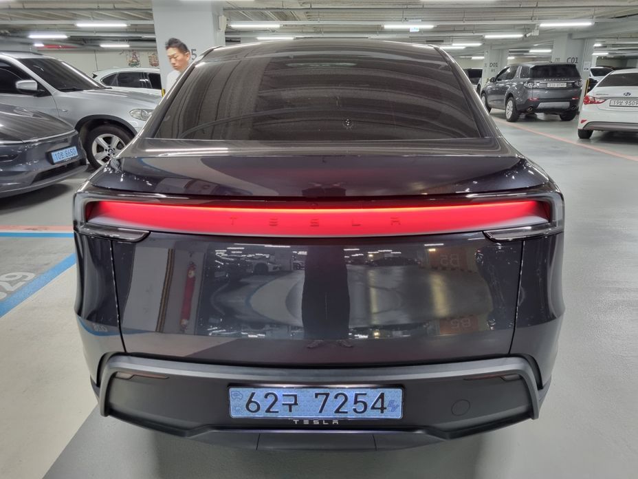 Tesla Model Y 2025