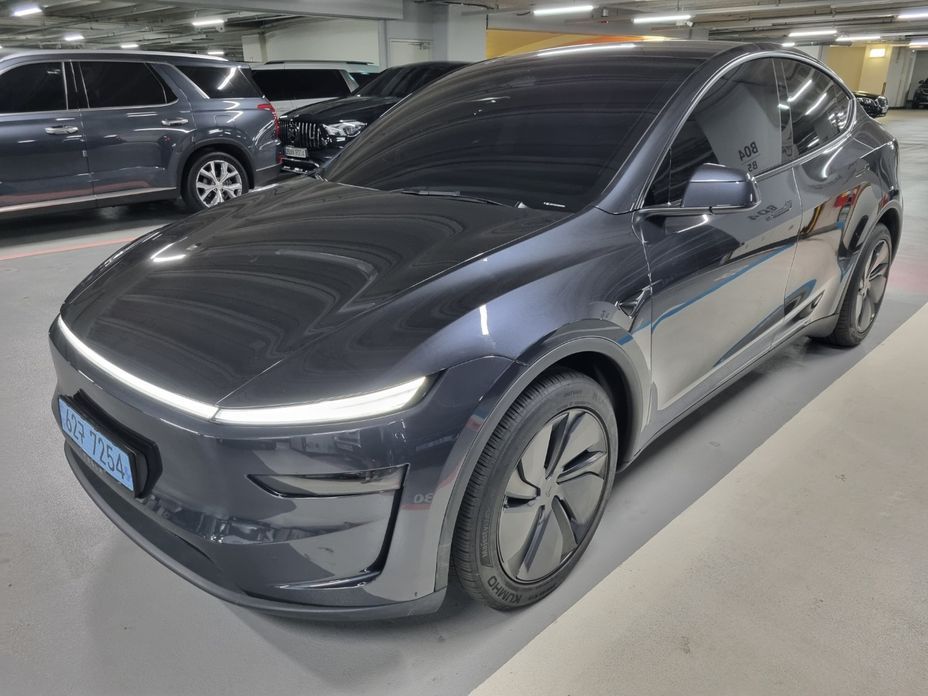 Tesla Model Y 2025
